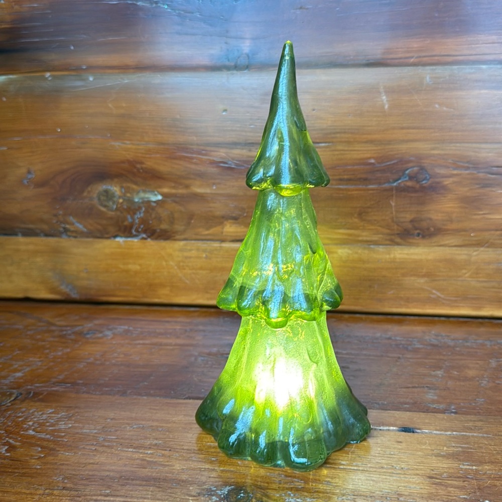 🌲 NWT 9.5” Transparent Resin LED/BTY/TMR Tree